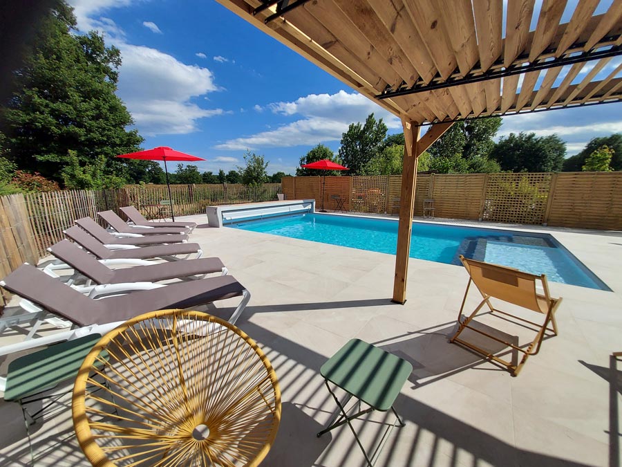 Chambre d'hôtel le Mans avec piscine chauffée transats et parasols le jardin des 4 saisons