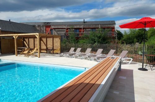 Le Mans gite 4 Etoiles avec piscine chauffée sécurisée pour les enfants avec barrière et rideau le jardin des 4 saisons