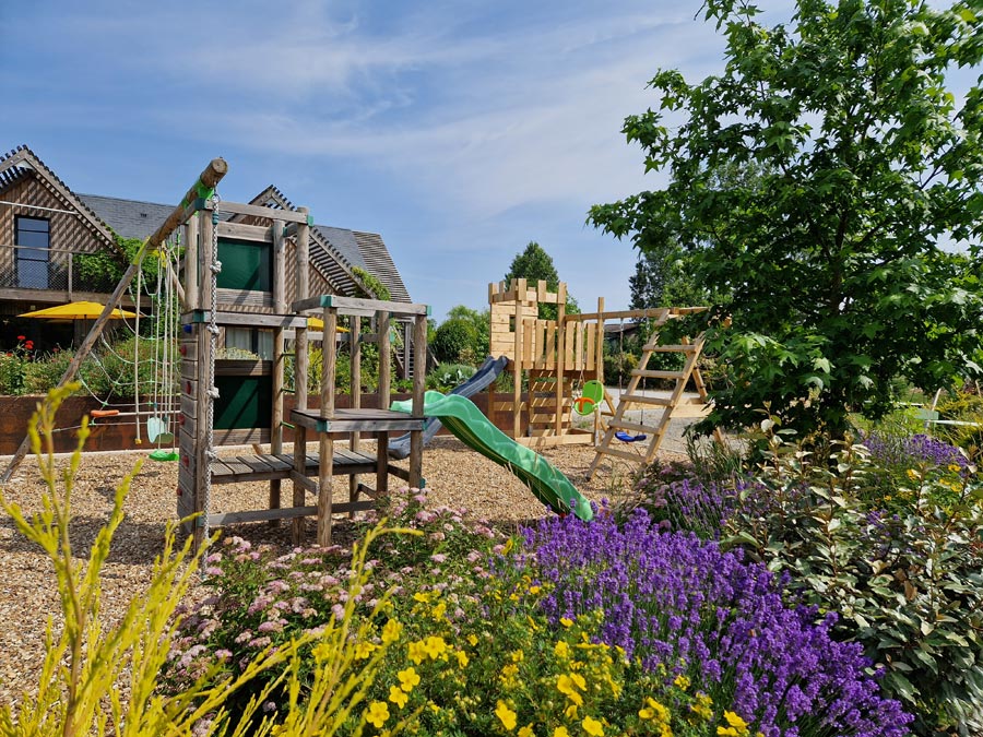 Gite avec aires de jeux pour vacance au Mans le jardin des 4 saisons proche paris