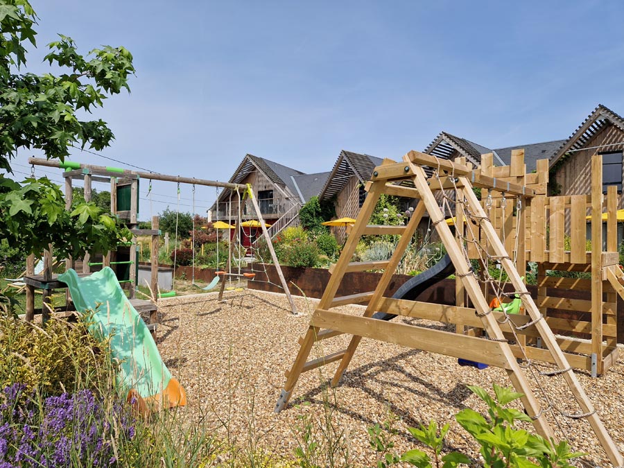 Gite avec aires de jeux piscine proche du Mans en Sarthe pour les vacances le jardin des 4 saisons