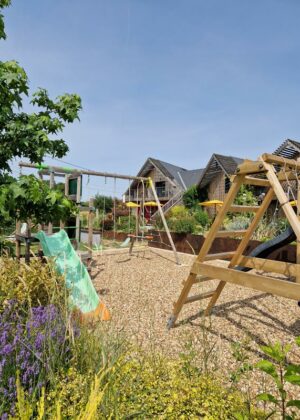 Gite avec aires de jeux pour vacance au Mans le jardin des 4 saisons proche paris