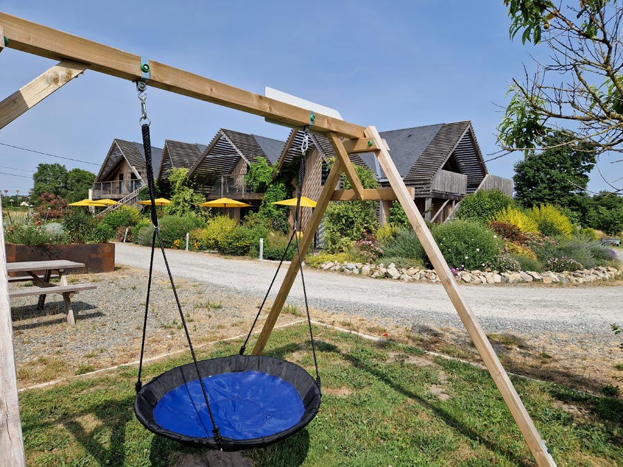 Gite avec aires de jeux piscine proche du Mans en Sarthe pour les vacances le jardin des 4 saisons