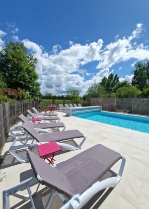 Chambre d'hôtel le Mans avec piscine chauffée transats et parasols le jardin des 4 saisons