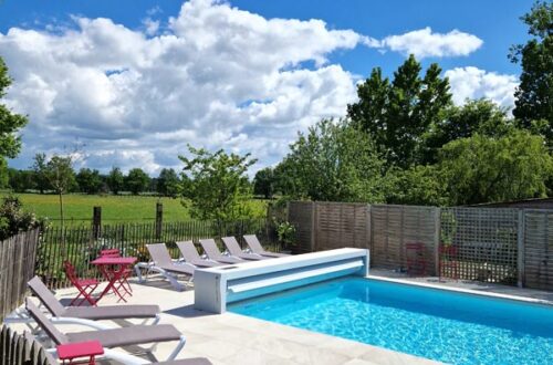 Le Mans gite 4 Etoiles avec piscine chauffée sécurisée pour les enfants avec barrière et rideau le jardin des 4 saisons