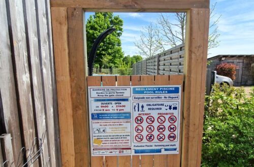 Le Mans gite 4 Etoiles avec piscine chauffée sécurisée pour les enfants avec barrière et rideau le jardin des 4 saisons