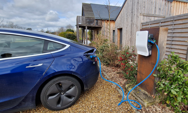 le-mans-borne-de-recharge--tesla-hotel-gite-le-jardin-des-saisons