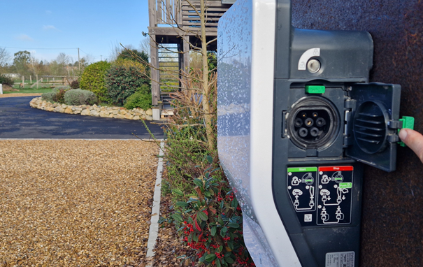 le-mans-borne-de-recharge--tesla-hotel-gite-le-jardin-des-saisons