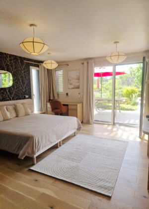 Chambre PMR climatisée avec terrasse extérieure le jardin des 4 saisons proche du mans avec piscine chauffée.
