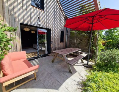 Chambre PMR climatisée avec terrasse extérieure le jardin des 4 saisons proche du mans avec piscine chauffée.